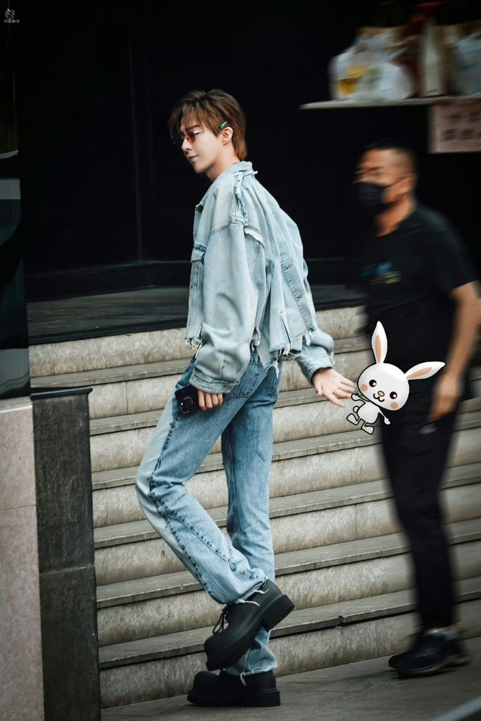 刘宇宁牛仔套装身材也太钓我了吧……|刘宇宁_新浪新闻