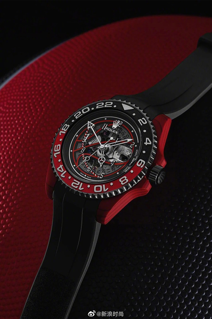 表壳换上象征芝加哥公牛的红黑配色,碳纤维材质,篮球造型的镂空表盘能