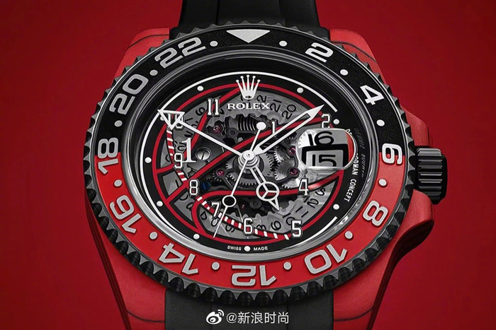 表壳换上象征芝加哥公牛的红黑配色,碳纤维材质,篮球造型的镂空表盘能