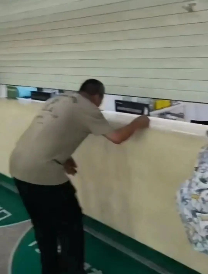 ▲群众取药需低头弯腰。视频截图