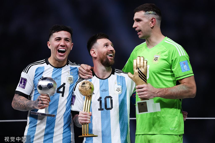 马丁内斯（右）是阿根廷队最坚实的堡垒。