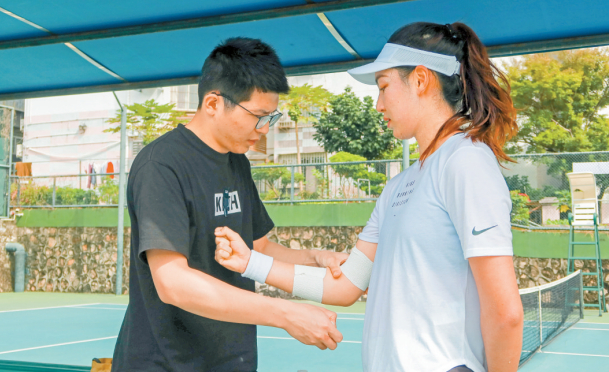 ▲医生为王欣瑜绑绷带保护手肘。深圳晚报记者 林炜航 摄