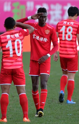 图为:延边长白山队球员斯蒂夫(中)在庆祝进球