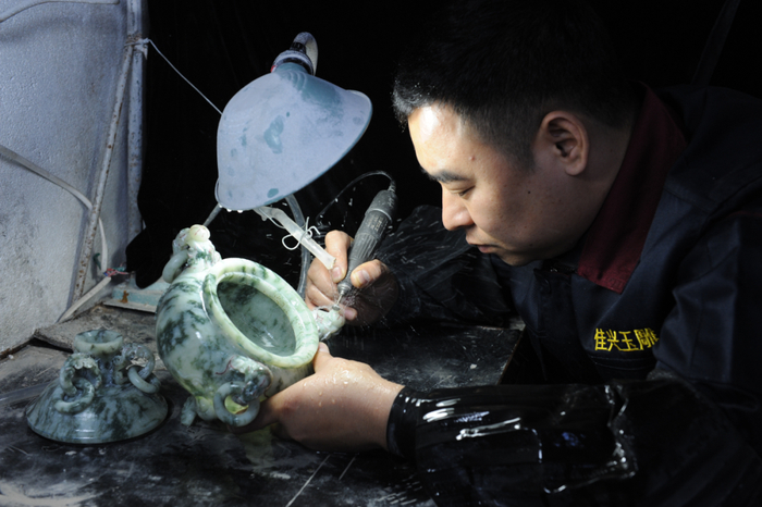 孙佳兴正在雕刻（受访者供图）