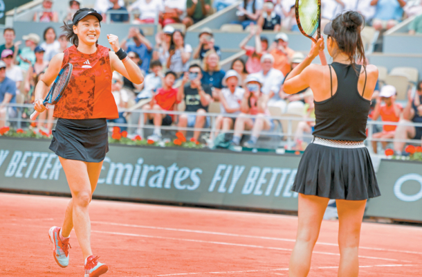 ▲王欣瑜（左）/谢淑薇庆祝胜利。新华社发