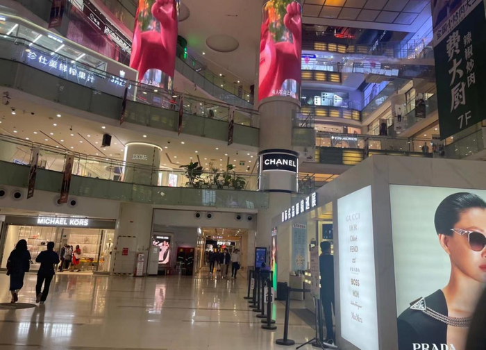 工作日晚上的西单大悦城，摄影/叶徐彤