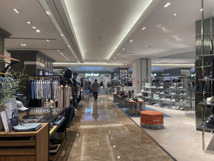 周末的老佛爷百货，人烟稀少  摄影/叶徐彤