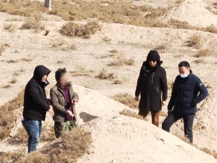 犯罪嫌疑人在甘肃景泰县指认盗墓现场。桂林市公安局供图