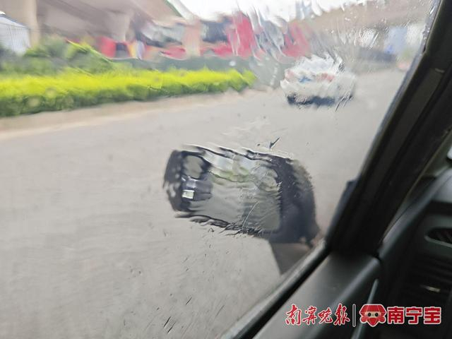 雨天传统光学后视镜朦胧视野受影响