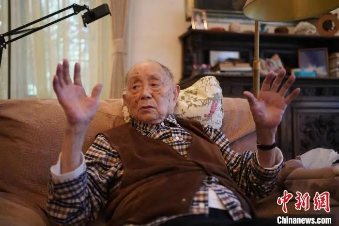 黄永玉。比目鱼 摄