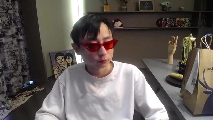 抽象大师水晶哥戴红眼睛请神uzi水晶哥 uzi uzi上场了__财经头条