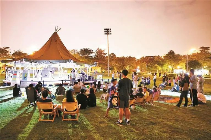 深圳湾艺术营地文艺活动丰富多彩，吸引市民游客前来打卡参与。