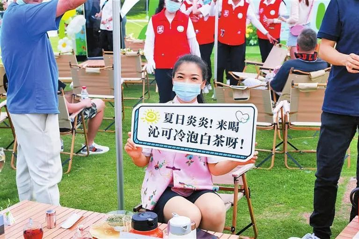 在周末市集逛累了，市民游客可坐下来歇一歇喝杯白茶。