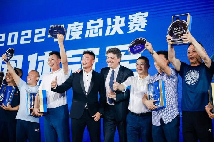 ▲国窖1573澳网中国业余挑战赛2022年度总决赛冠军团体：“睿智聪达”战队