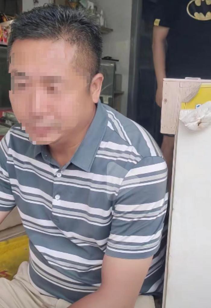 被猥亵女童家属发布的视频中，吴某生坐在小卖部门口。网页截图