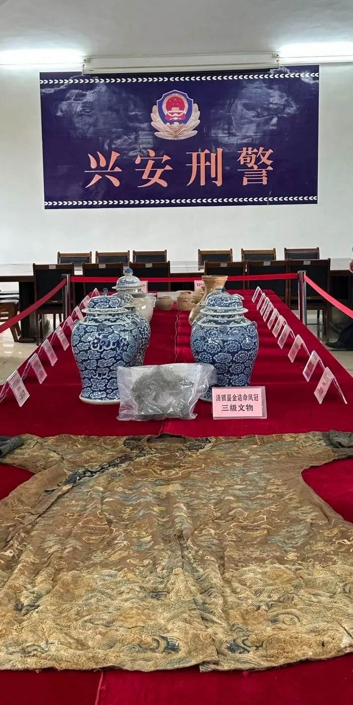 桂林警方在本案中追缴的部分文物（2023年5月13日摄）。新华社记者 翟翔 摄