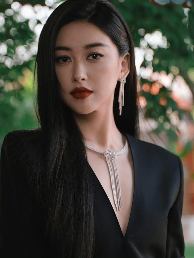 而朱珠的长相气质都比较成熟,为自己搭配了时髦黑色连衣裙,再加上黑长