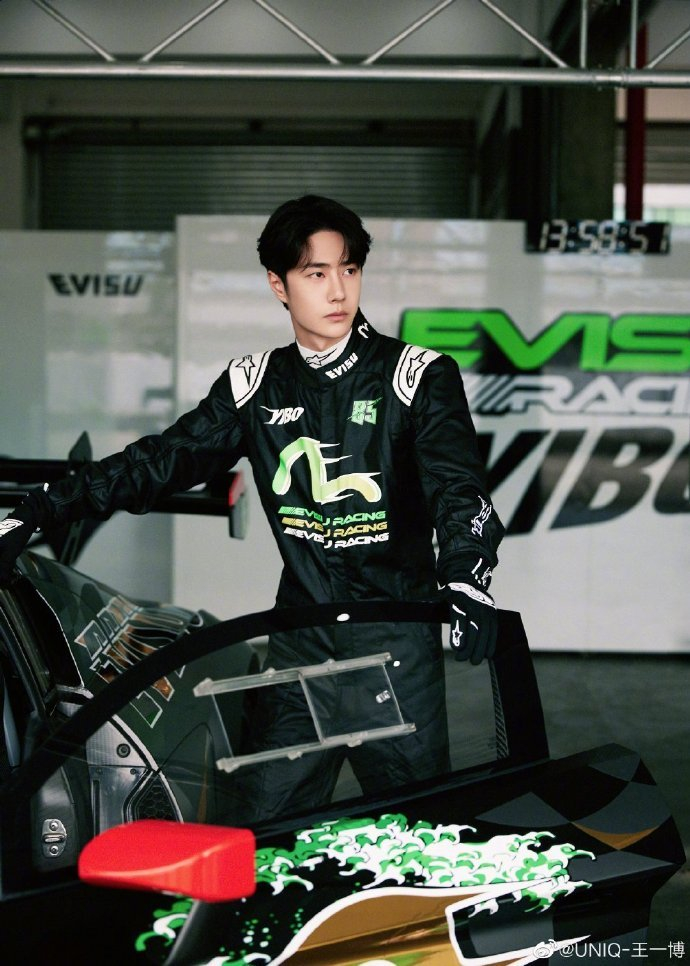 85号赛车手王一博来了……|王一博|赛车手_新浪新闻