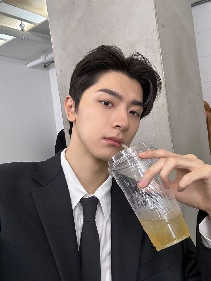 林一黑西装喝水自拍……|自拍|帅哥|同学_新浪新闻