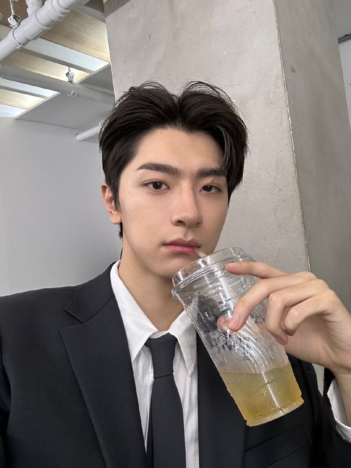 林一黑西装喝水自拍……|自拍|帅哥|同学_新浪新闻