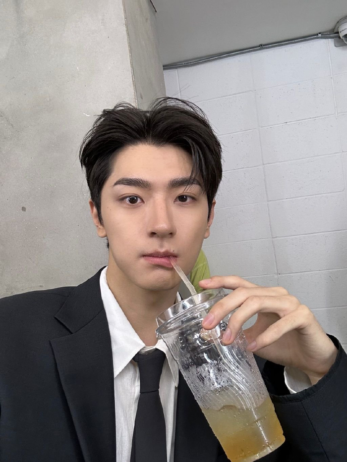 林一黑西装喝水自拍……|自拍|帅哥|同学_新浪新闻