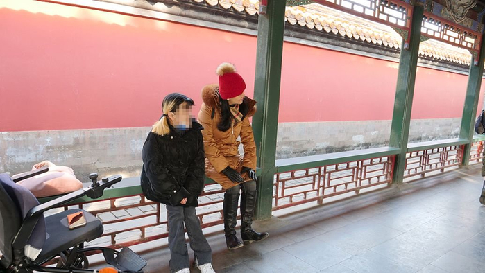 2021年，郑芋陪女儿前往颐和园写生。受访者 供图