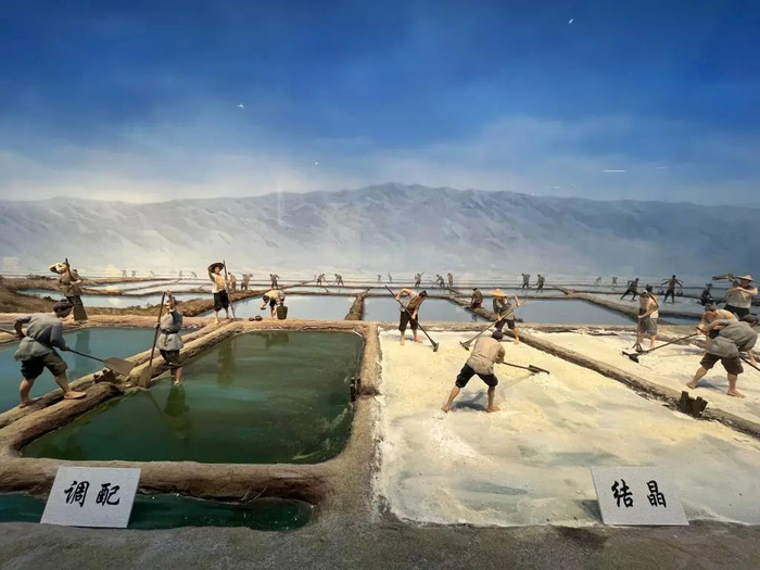 河东池盐博物馆展示的古法制盐场景。（记者王皓摄）
