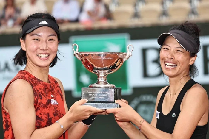 ▲王欣瑜（左）、谢淑薇（右）捧杯