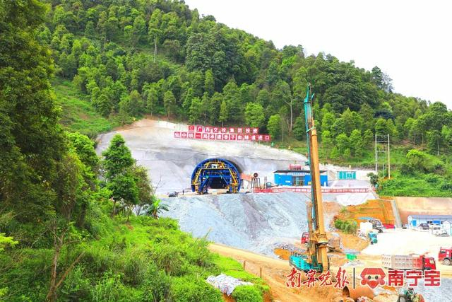 崇凭铁路香子南隧道及现场施工作业。 通讯员 李秋琴 摄