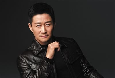 吴京在电影《老师·好》中出演体育老师,因身穿写有"中国"字样的运动