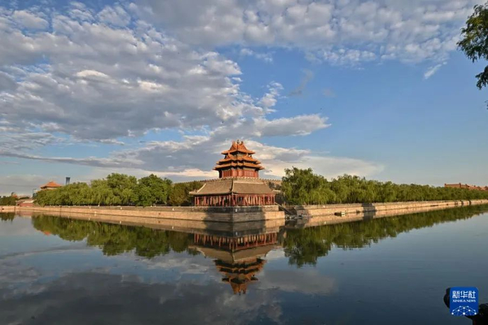 6月11日，北京迎来一场降雨。雨后的故宫角楼吸引众多摄影爱好者和游人驻足拍照。新华社记者 李鑫 摄