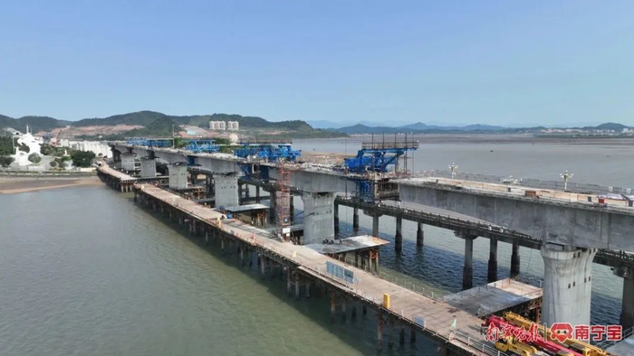 广西防城港西湾跨海大桥施工现场。通讯员 陈磊 摄