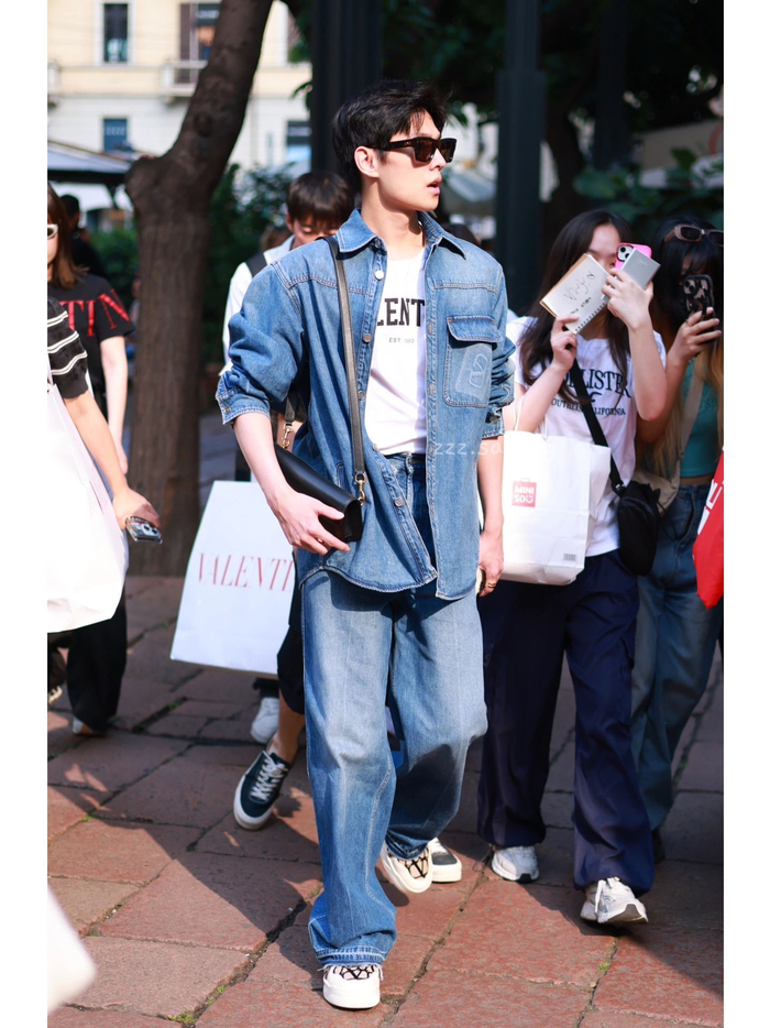 杨洋今日份米兰造型9615 蓝色牛仔装 墨镜,靓仔出街!