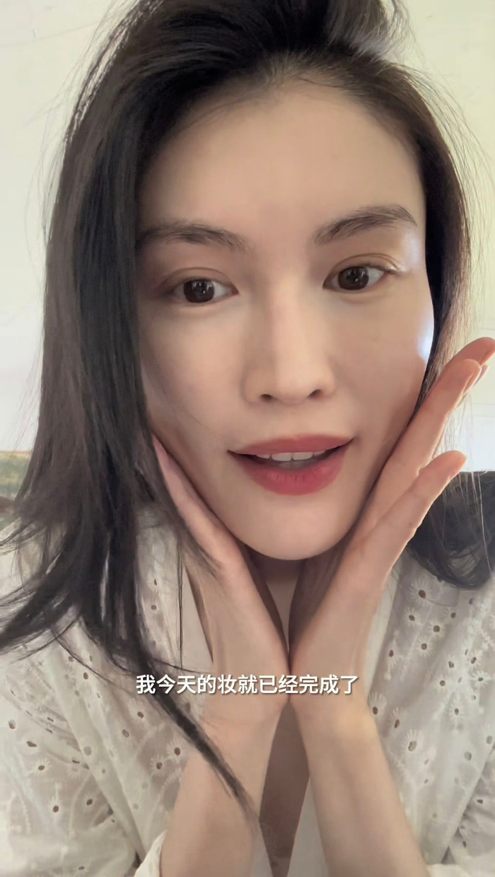 晒欧洲旅游的lucky day,不光素颜状态很能打……|素颜|何穗|欧洲旅游