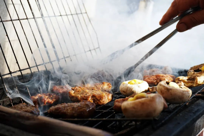 肉中的脂肪融化后滴落在炭火上燃烧，产生含有致癌物多环芳香烃的油烟。（图 / Unsplash）