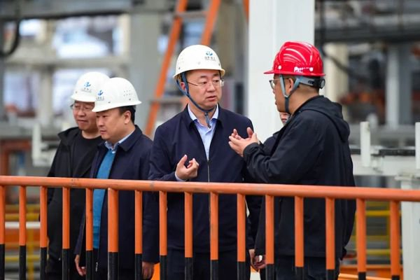 图为：考察调研