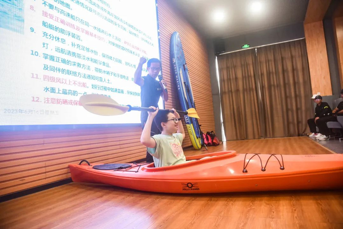 6月16日，南宁市皮划艇运动协会在南宁三中初中部五象校区开展皮划艇运动进校园活动。记者 韦峭 摄