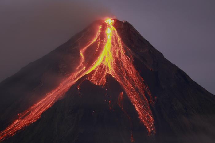 菲律宾马荣火山喷发