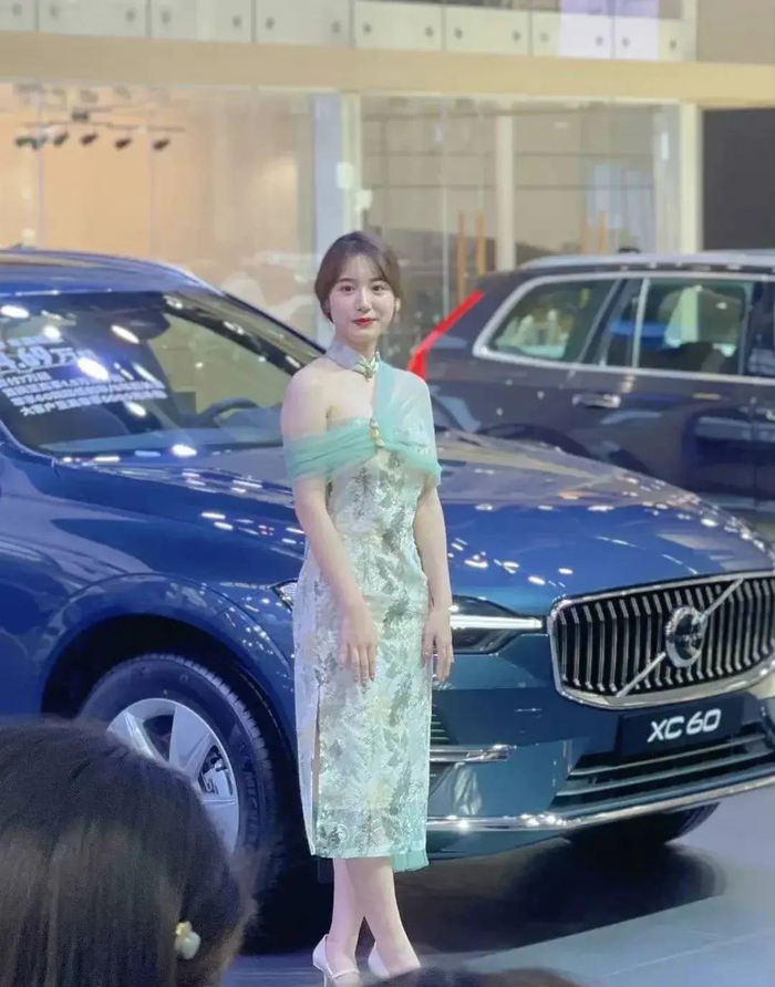 "蓝衣战神"未p图照曝光,看完网友直呼:这身材绝了!