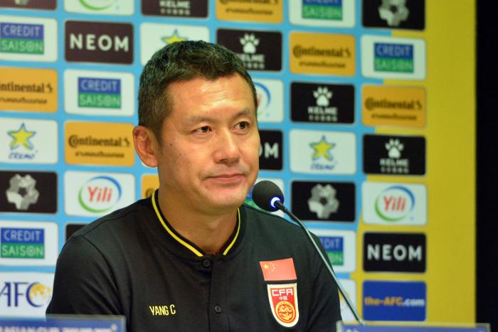 6月15日，中国U17男足主教练杨晨在U17男足亚洲杯C组赛前新闻发布会上。新华社发（拉亨摄）