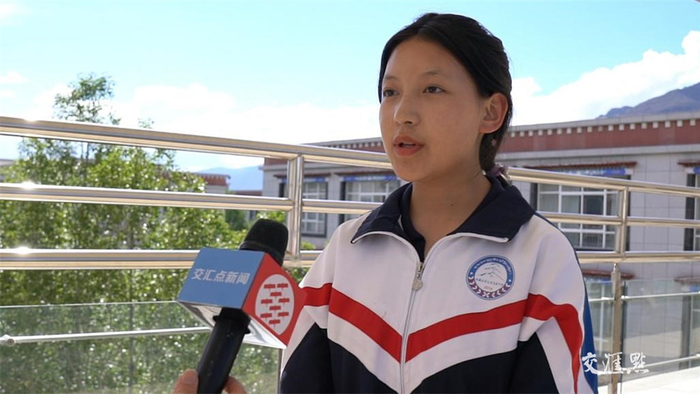 "6月15日,记者在拉萨江苏实验中学见到了该校高二文科班的学生白玛央