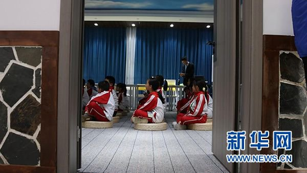 雷山县生态家教研学旅行中心内，孩子们正接受心理健康教育团体培训。新华社记者 杨欣 摄