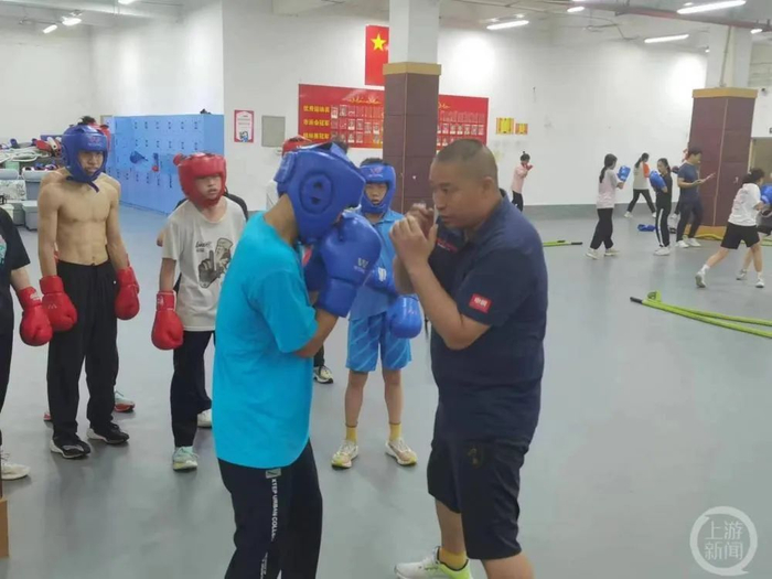 ▲曹二京亲自示范。