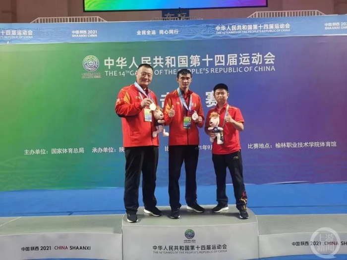 ▲付明科（中）是首位夺得全运会奖牌（银牌）的重庆本土拳击选手。