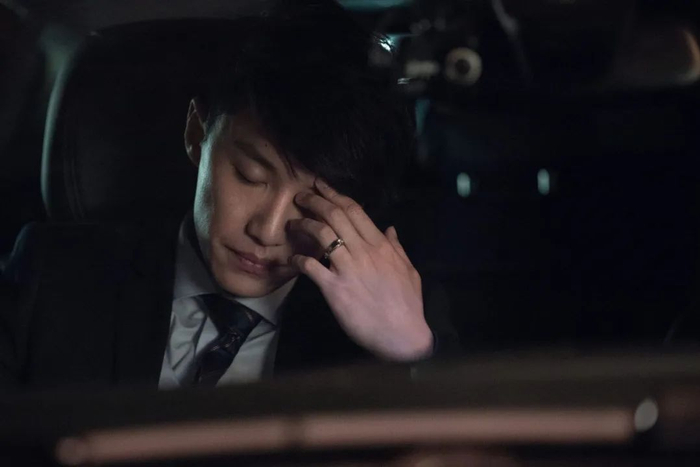 金融打工人，往往免不了加班的疲惫。（图/《平凡的荣耀》）