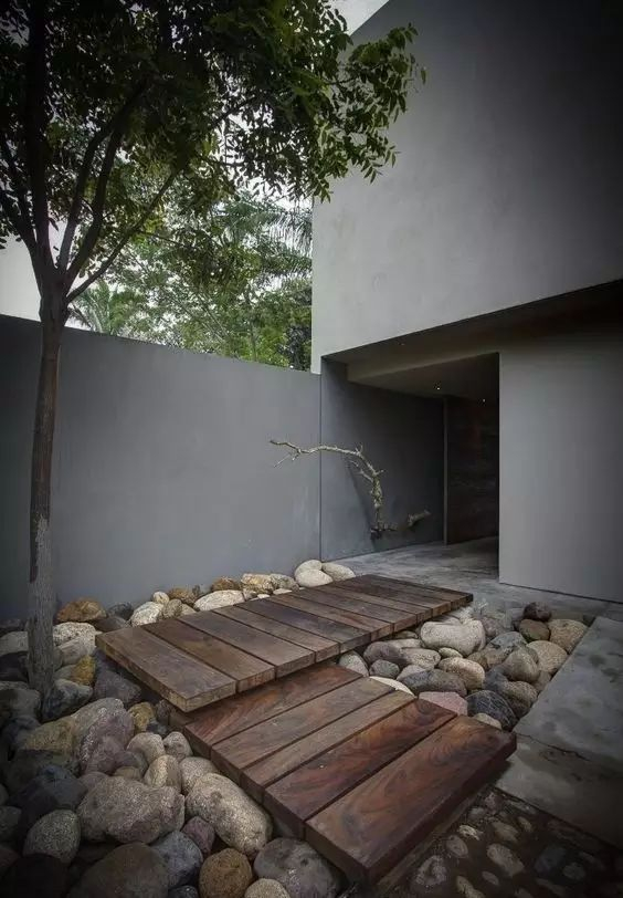 水泥墙才不土它是花园里的侘寂美学