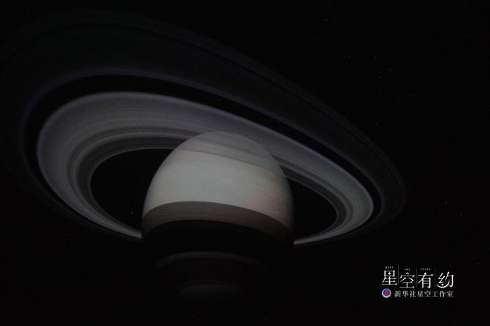在北京天文馆放映的球幕电影《宇宙探秘》中的土星及其壮丽的光环。（新华社记者刘力航摄于2012年2月10日）