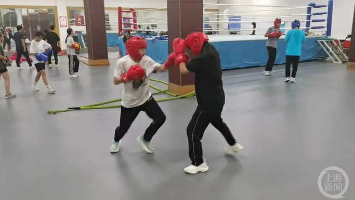 ▲训练中的付明康（白衣）。