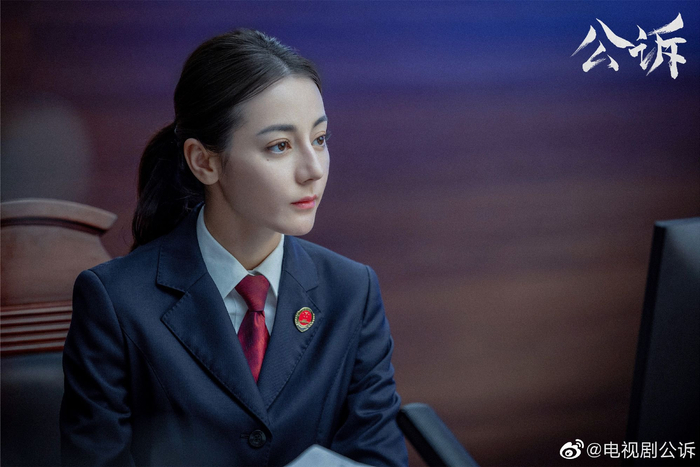 迪丽热巴饰演的检察官绝不能台词出错。  图片来自官方微博