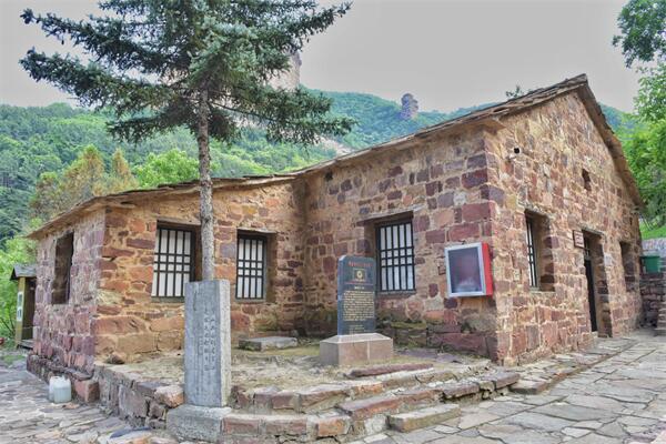 景區內,黃崖洞(物資倉庫),兵工廠舊址群,烈士陵園,碉堡群等遺址遺蹟